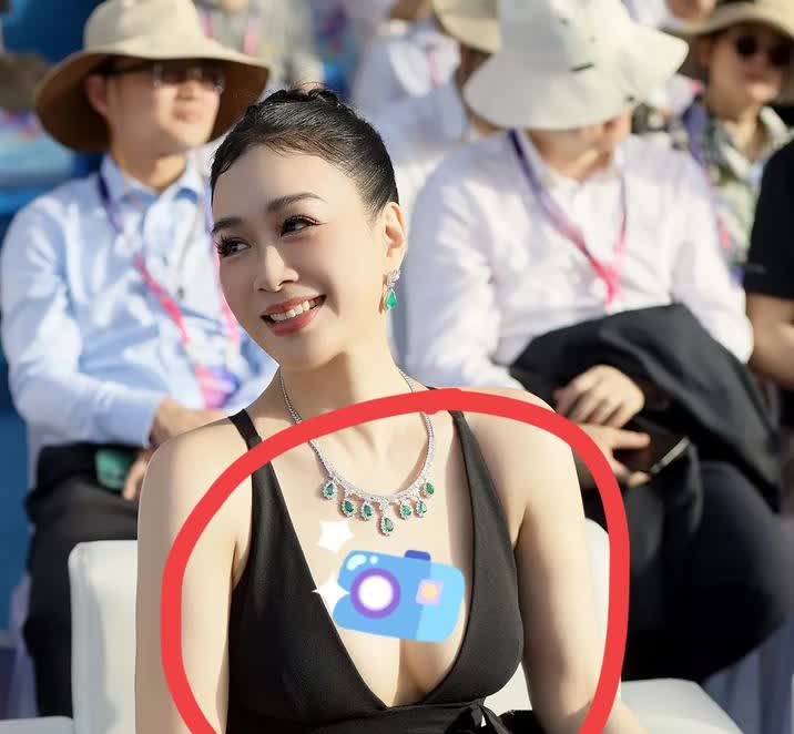 关于钟丽缇，
我发现一个在她身上的玄学，准得可怕。
她前后经历三段婚姻，每任