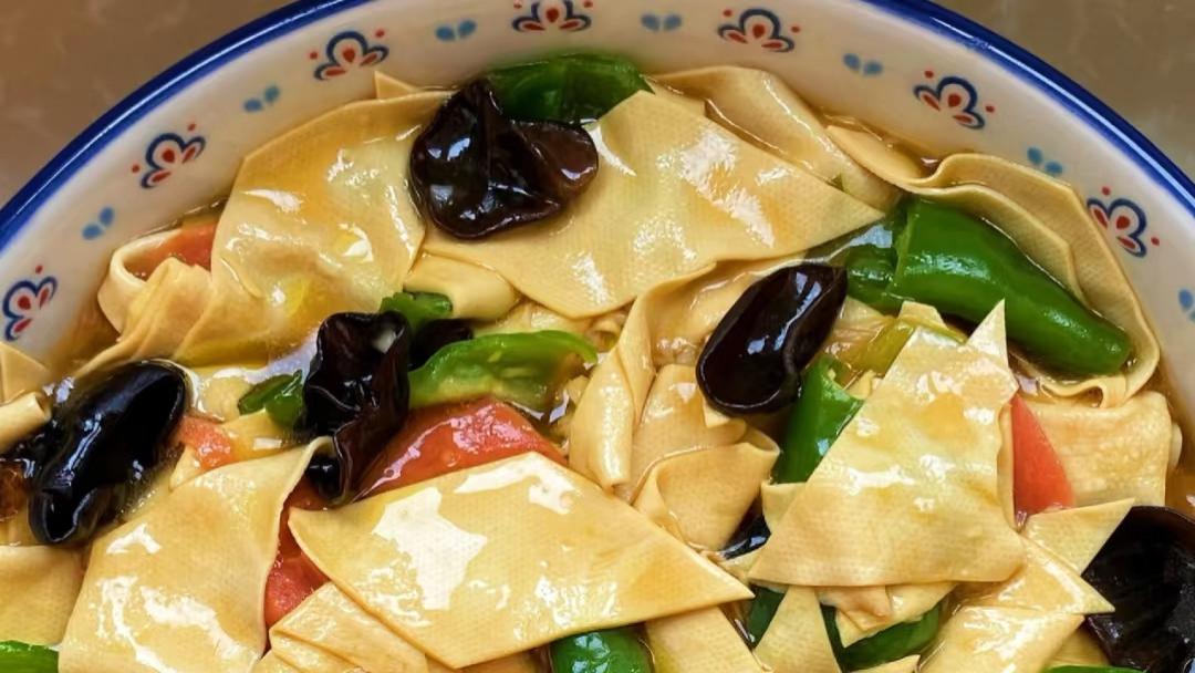 厨房里的时光机：一盘尖椒炒千张，煮沸三十年的烟火