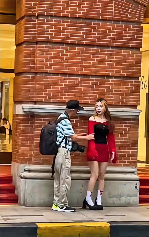 在淮海路，只要你拿着相机搭讪都是合理的。