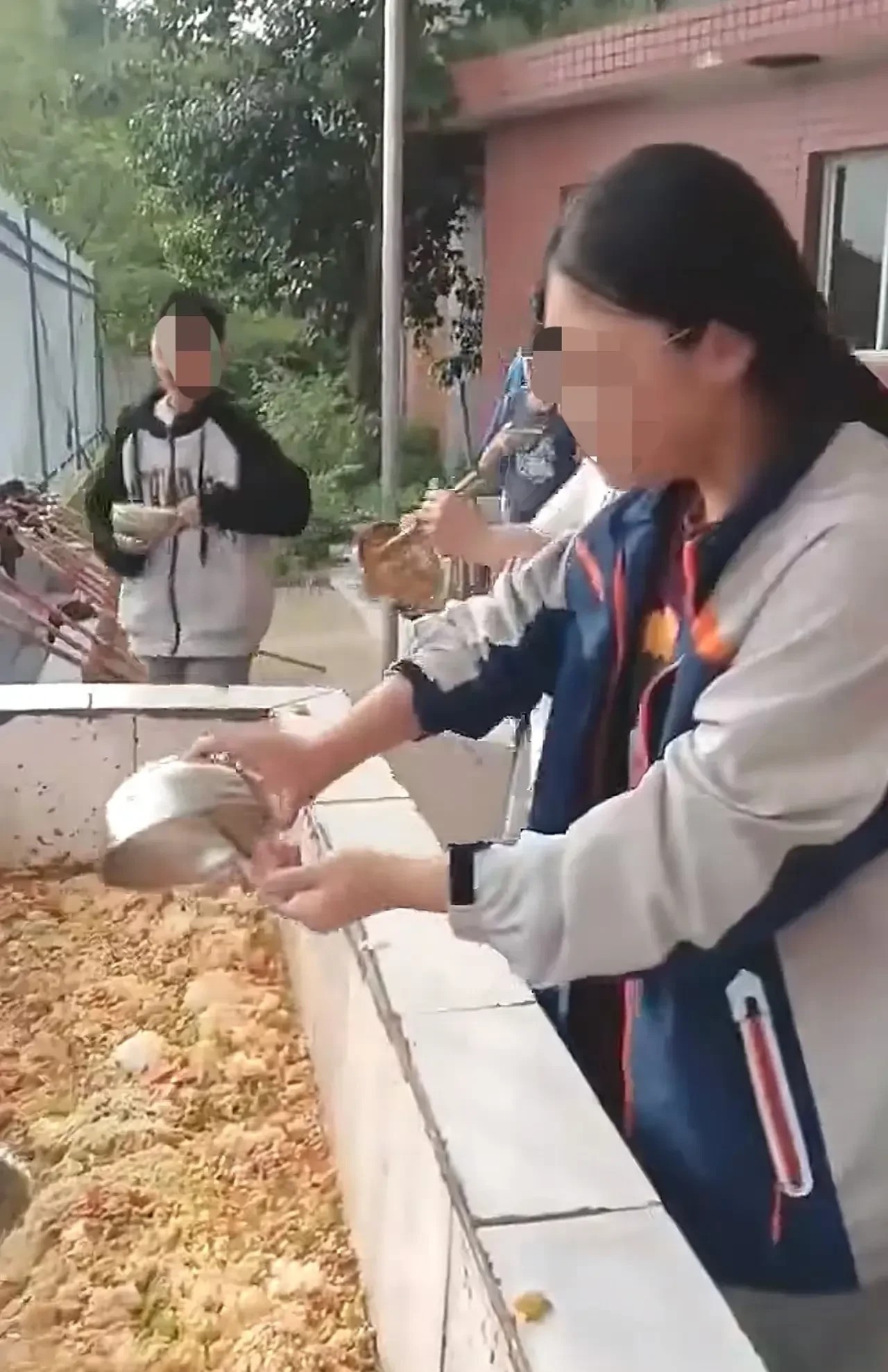 学生拍学校食堂的一幕，惊呆了。