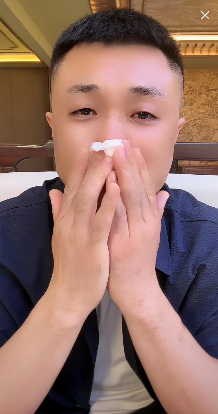 方丈第一时间替老葛出征散打，让老葛不再伤心。
因为散打不是辛巴刘二狗，散打是老葛