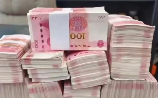 他用自己的仕途，换取全村人的幸福生活，而面对镜头他只说了一句话：人要懂得知恩图报