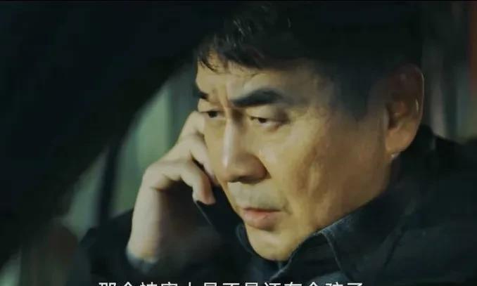 《暗潮缉凶》连海平得知初恋女友的孩子姓石后，第二天执行任务时，特地给石强峰买了一