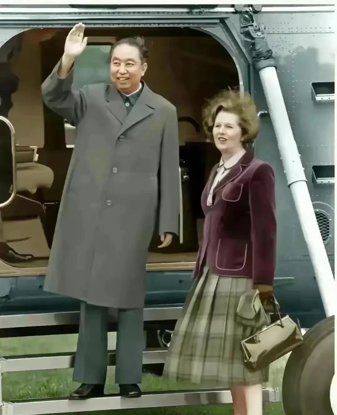 非常罕见的照片。
面相忠厚，好人。
建议大家点赞收藏
华主席功勋著作！
丰功伟绩