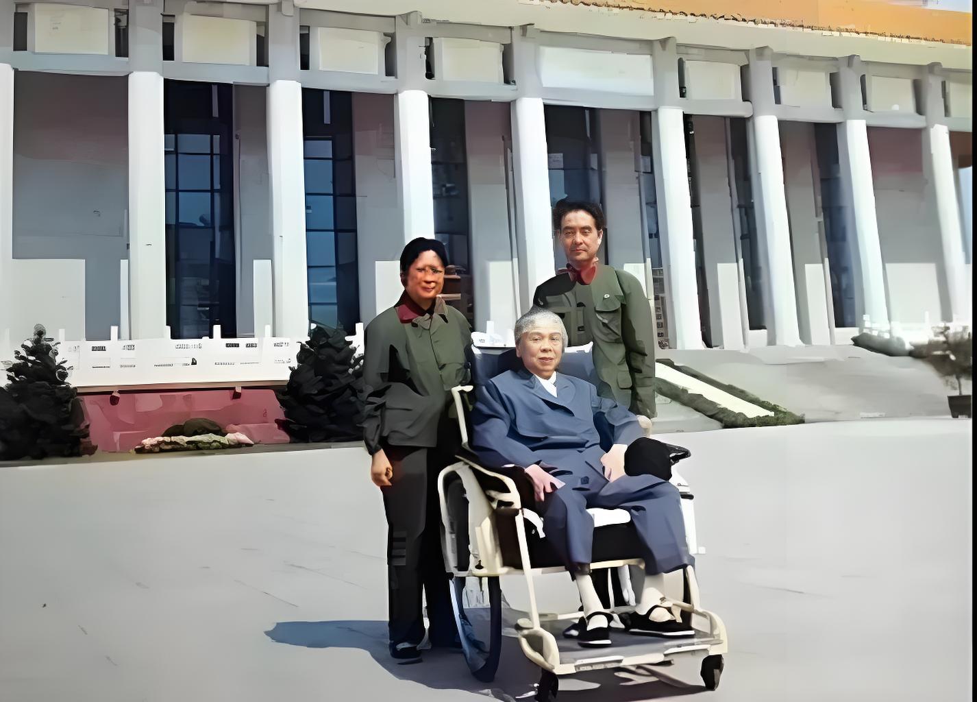 这是1979年国庆节，毛主席纪念堂迎来了建成后一位非常特殊的“来宾”——贺子珍。