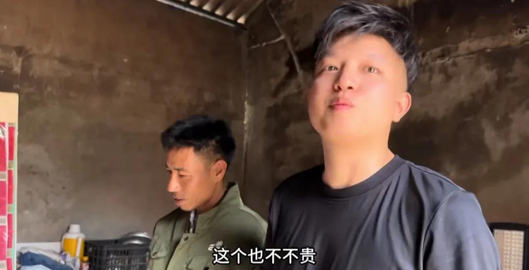 越南秋秋小婶说：有了空调服，干活就不会累。
老丈人家建房子几个月，小松都舍不得买