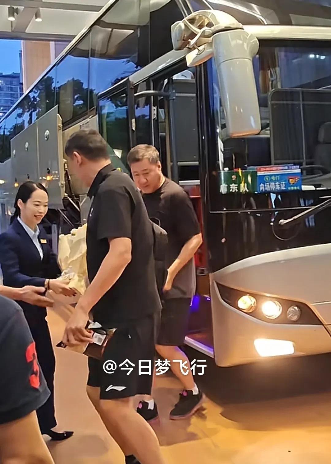 广东队在恩平最新动态！
参加2025中外职业男子篮球挑战赛的三支球队，已先后入住