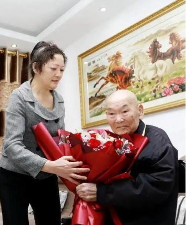 一身伤痕的退休挖煤工人，隐姓埋名40年，92岁才被发现是一等功臣
（信息来源：2
