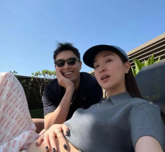 杨祐宁夫妻三年抱三，独特模式羡煞旁人