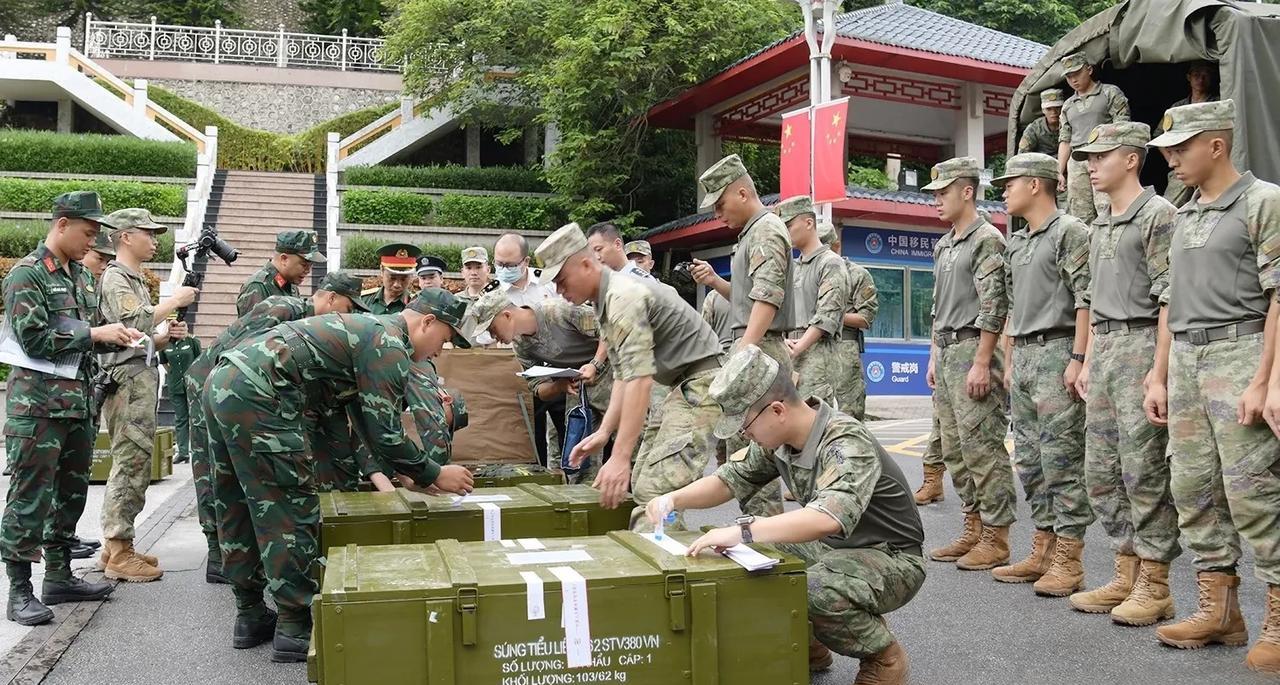 越南步枪，运往中国。中越陆军即将举行联合训练，两军工作人员正在密封箱体，准备运往