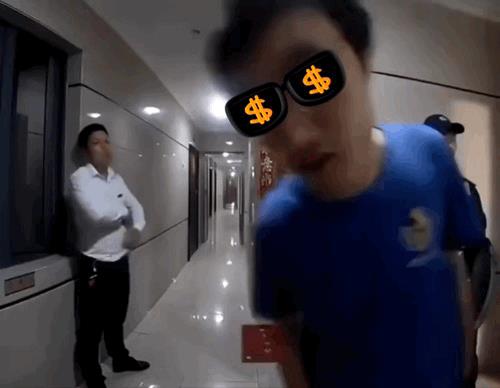 男子占用消防通道被邻居举报，然后每天敲门威胁邻居[打脸]