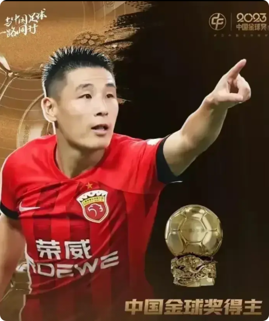 这一年多，我时常被一些球迷搞晕了，真以为武磊好像什么也不是。
可是，当重新翻阅过