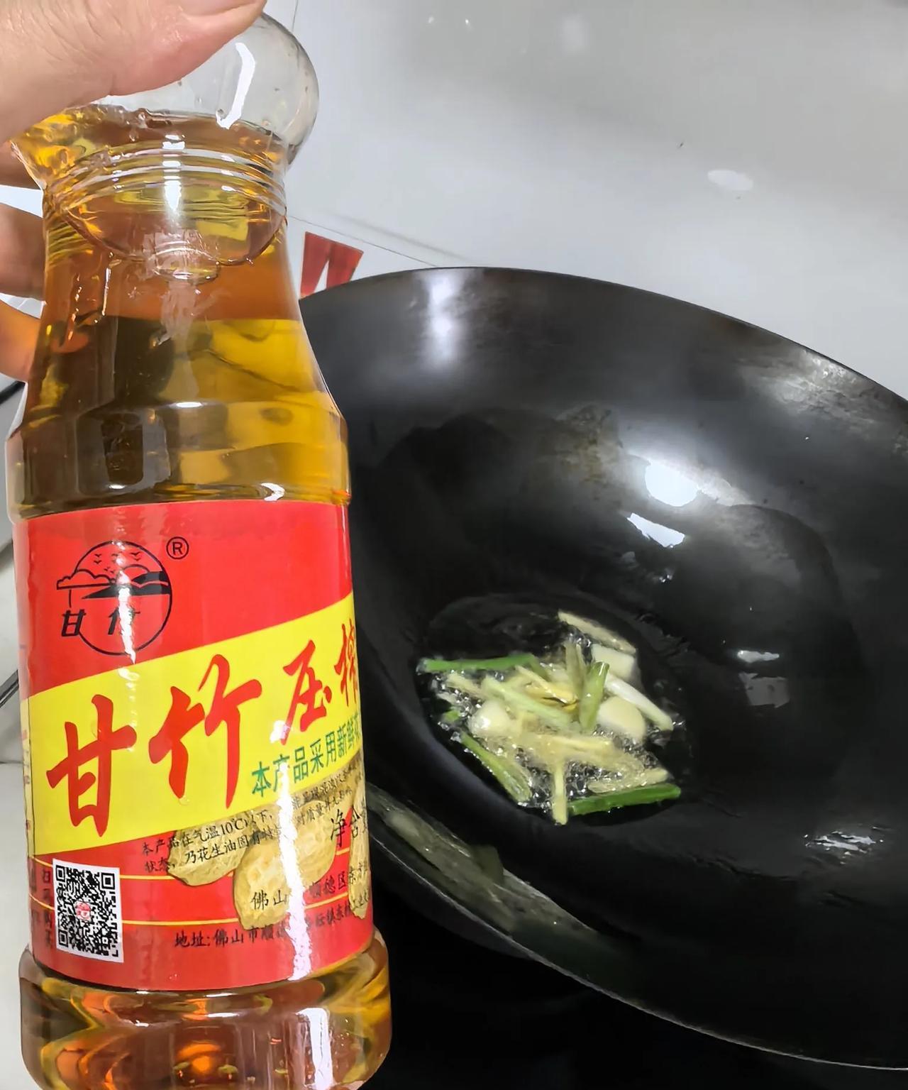 一家人一起生活不要太较真
煮饭时才发现家里面的油不够用
叫孩子爸帮我到楼下的杂货