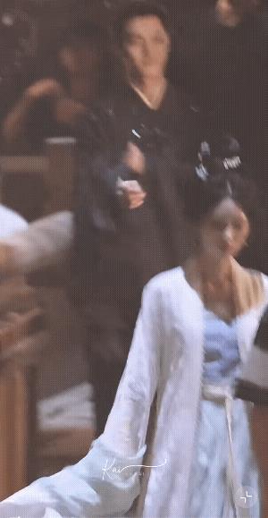 原来昨天夜戏，许凯和女主有对手戏啊！
许凯看见女主走在前边，走在后边屁颠屁颠的，
