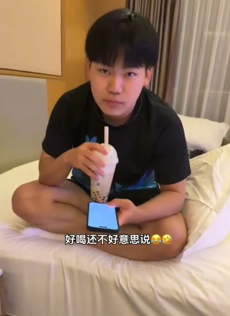 松岛在厦门真的吃好喝好了。
松岛不仅一口气喝四瓶饮料，在房间里还喝奶茶了，而且