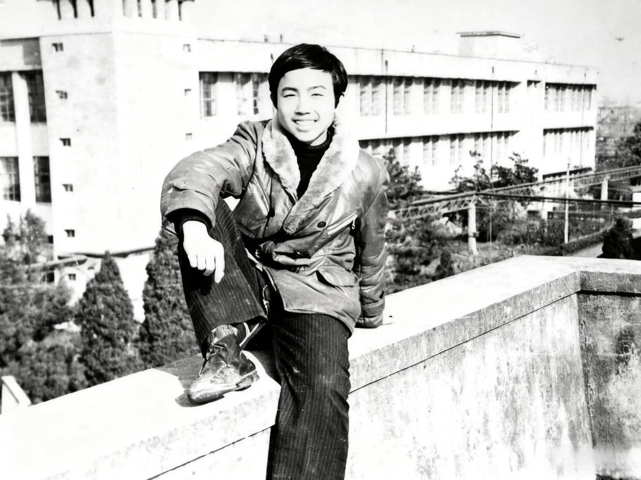村上春树说：我一直以为人是慢慢变老的，其实不是，人是一瞬间变老的。
我对于这句话