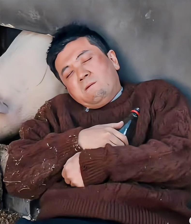 杨子甩了黄圣依是必然的
怪不得他看不上黄圣依
你看他跪地上的
举动就知道，他真能