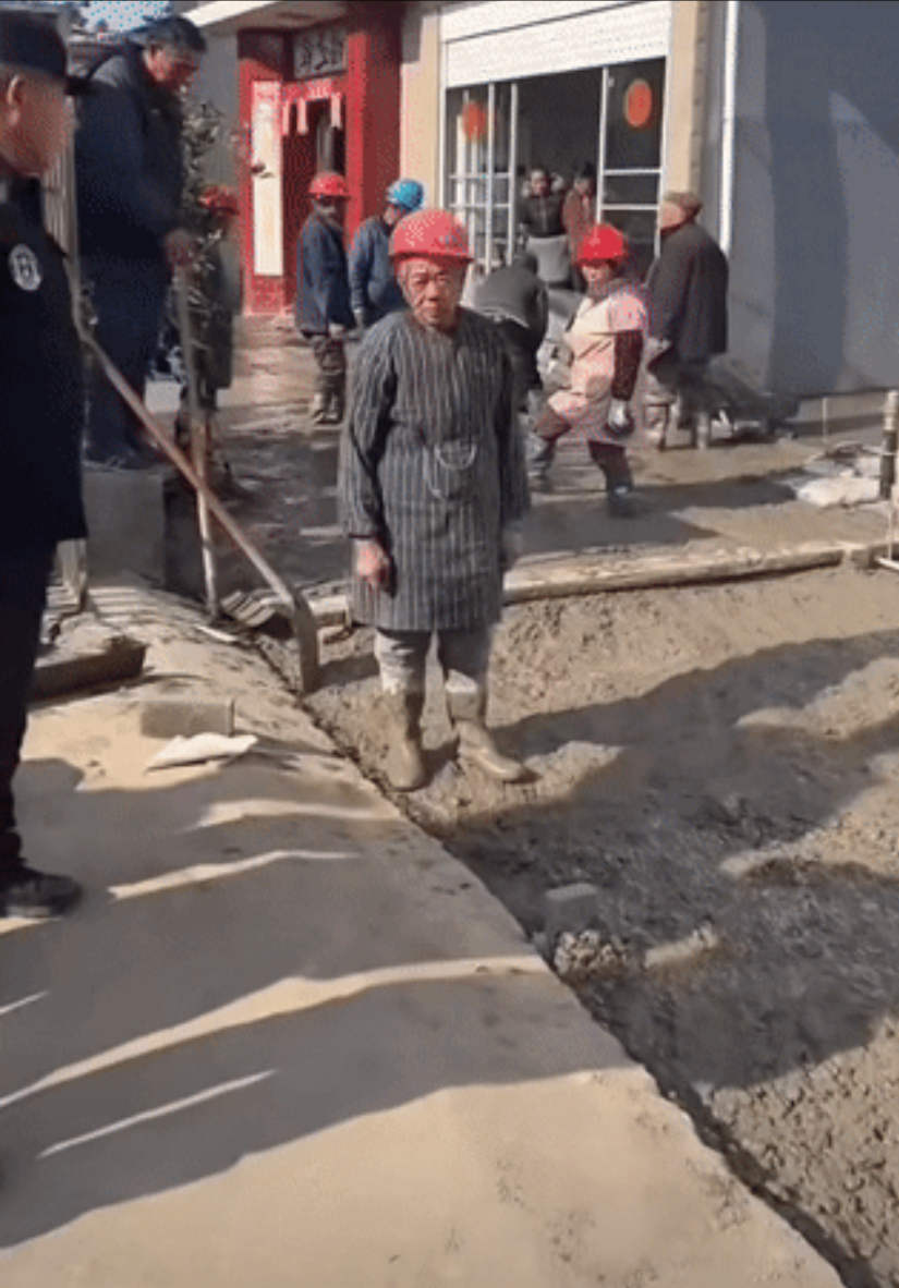 村里统一修水泥路原本是好事，可夫妻俩躺地上阻挠，得知原因网友都表示，我也不想修。