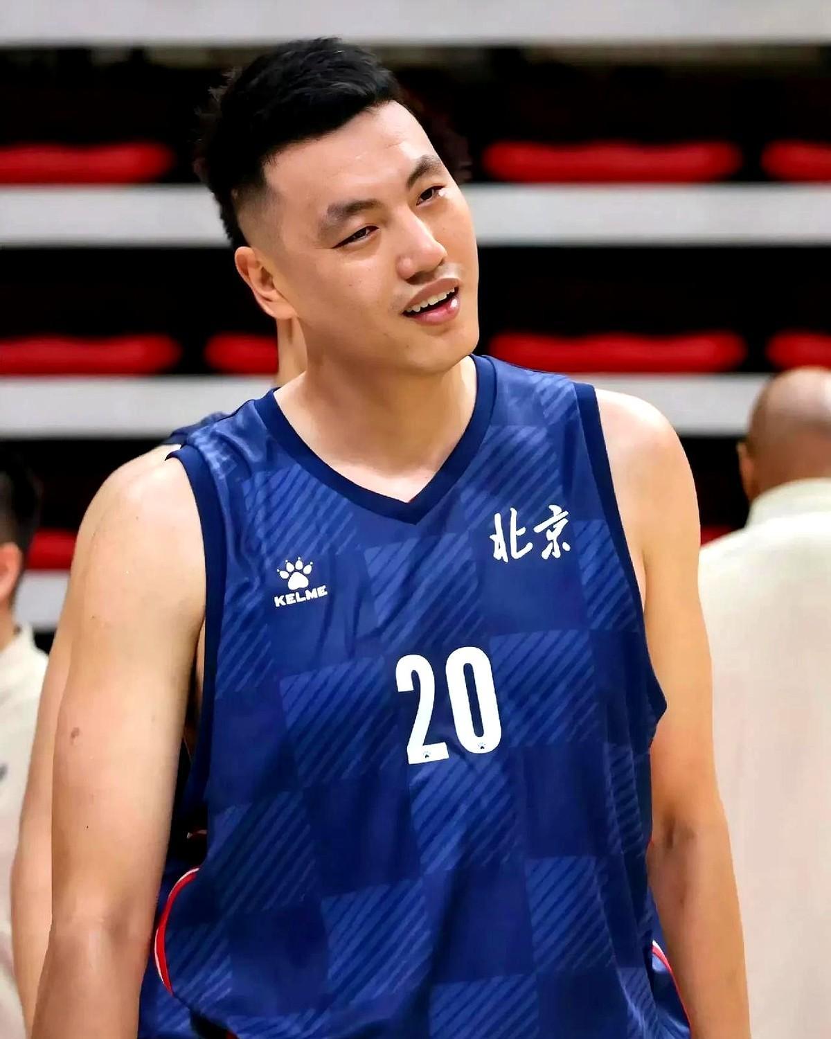 32岁老将的合同，藏着球队最大的秘密。
签的不是一个球员，是未来十年的定心丸。