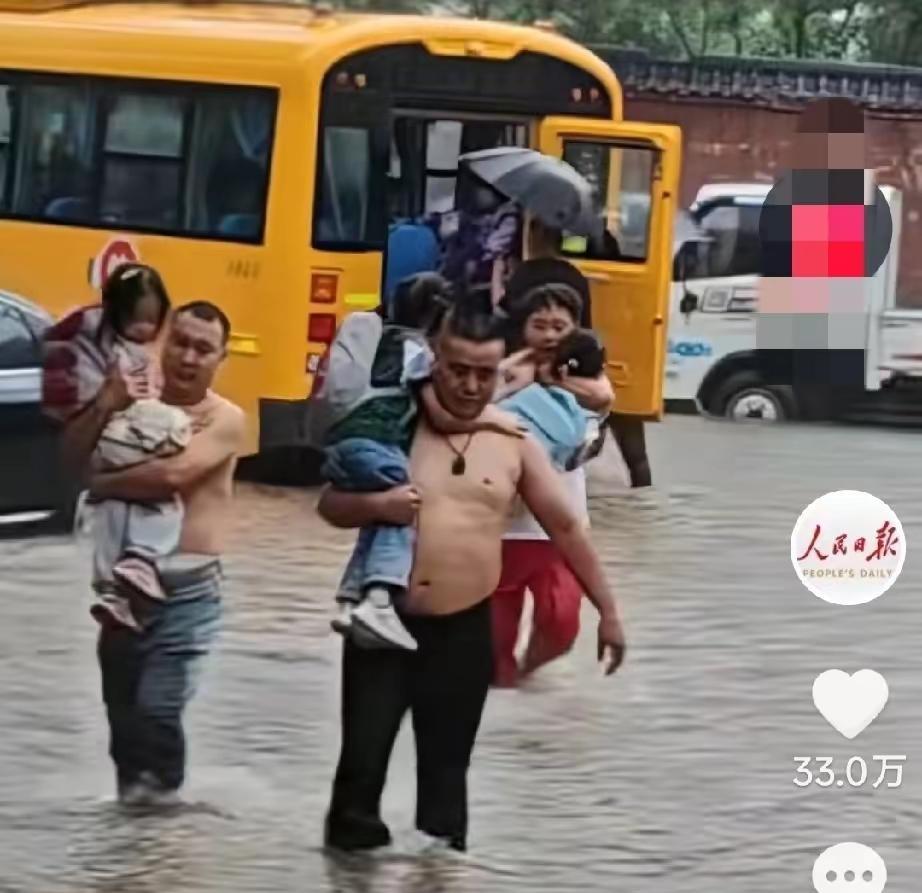 近日，陕西西安，
连降大雨，路上有积水，送幼儿园小朋友上学的校车 ，突然熄火了，