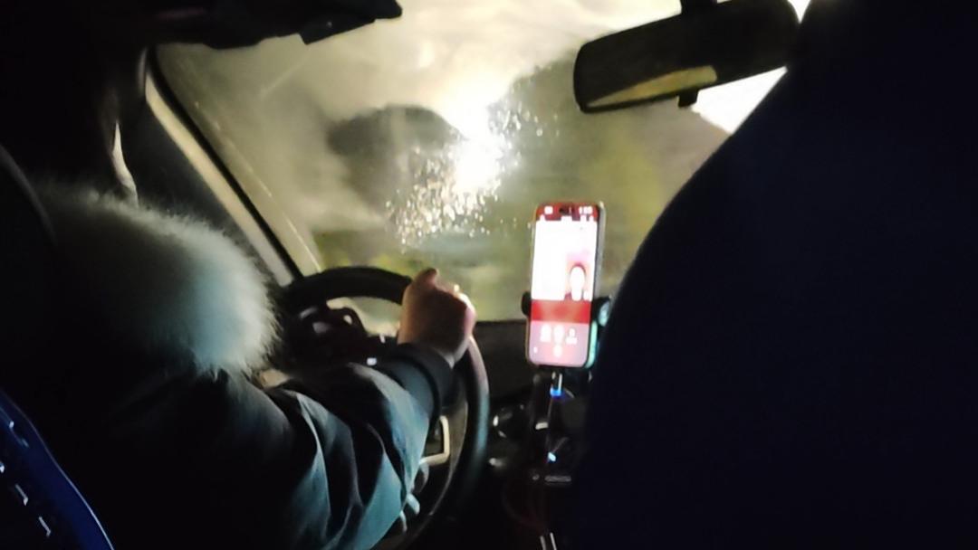 2℃的深夜，我被两个陌生男人捂热了归途