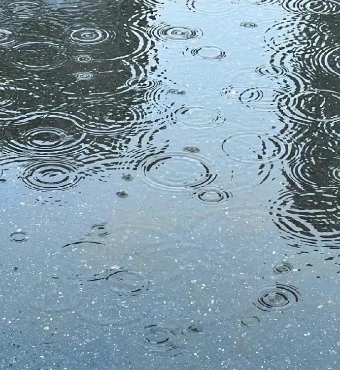 #你喜欢还是讨厌下雨天#
有雨的日子 就会有故事
烟雨蒙蒙 烟花三月下扬州
有雨