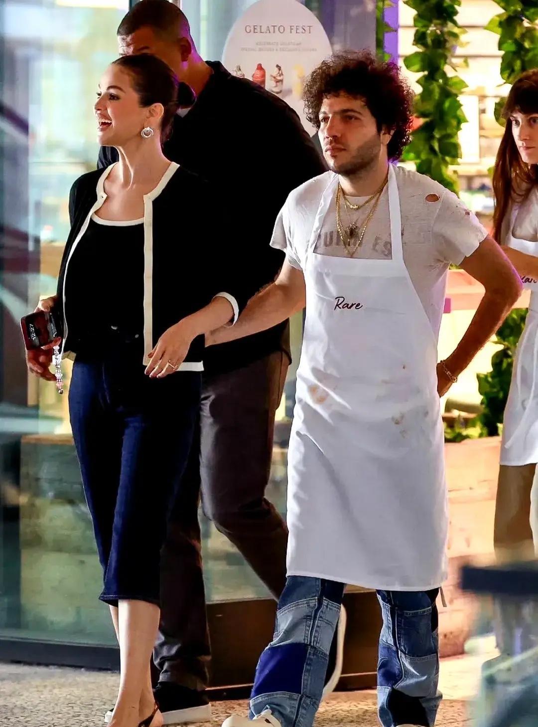Selena Gomez 与未婚夫 Benny Blanco 在LA外出，无名指