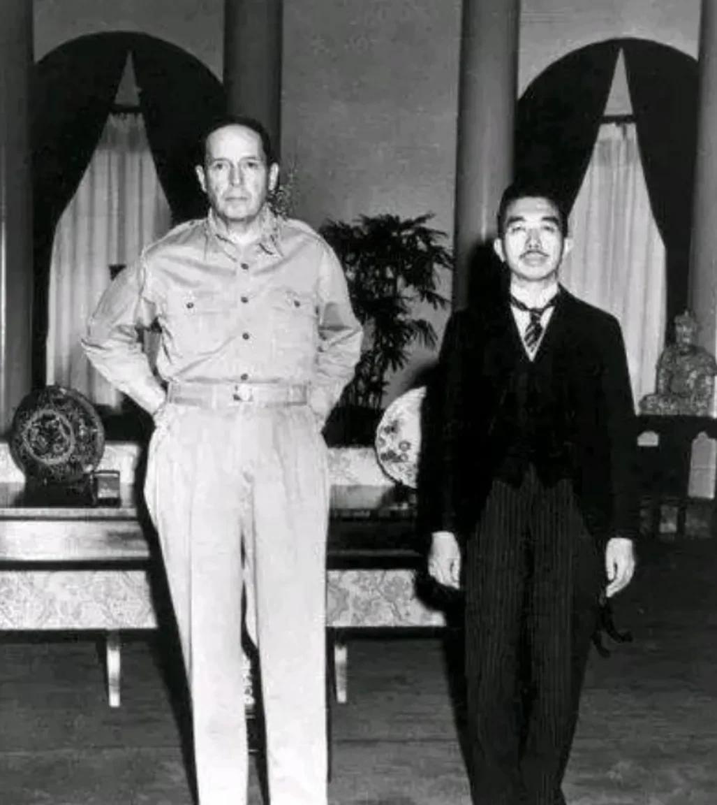 一段裕仁天皇真实历史。
   二战投降后，随即东京审判，当时裕仁夜不能寐，他害怕