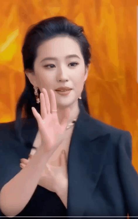 明明穿的是“开放”式，偏偏还要用羞涩去表演；
明明赚的是“卖肉”钱，偏偏还要用外