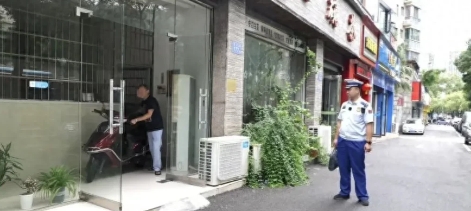 湖南浏阳，张某看到下雨了，他的电动摩托车在店外被淋，他担心车子被淋坏，他就把车子