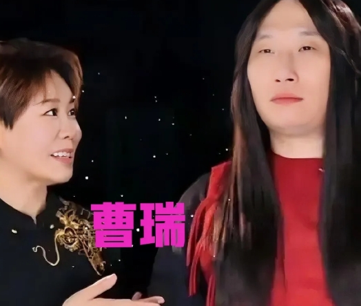 在小沈阳的演唱会上发生了让人喷饭的一幕[捂脸]，沈春阳满怀深情地对着男扮女装的曹