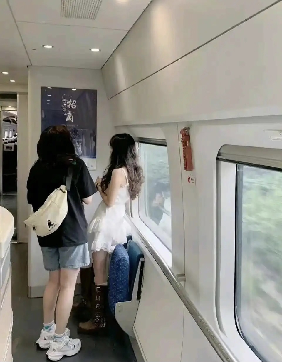 俩人研究啥大项目呢，站了半天了