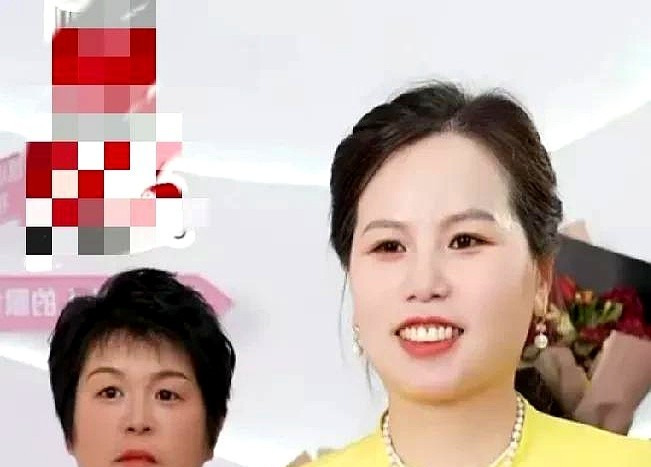 主播冷白皮怒怼黑粉











我的天哪！昨晚直播圈杀疯了！一个叫小二