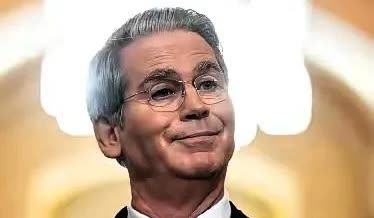美国财长这话说得有点满。

他说不再是对抗世界，而是别国跟着美国，中方成了被
