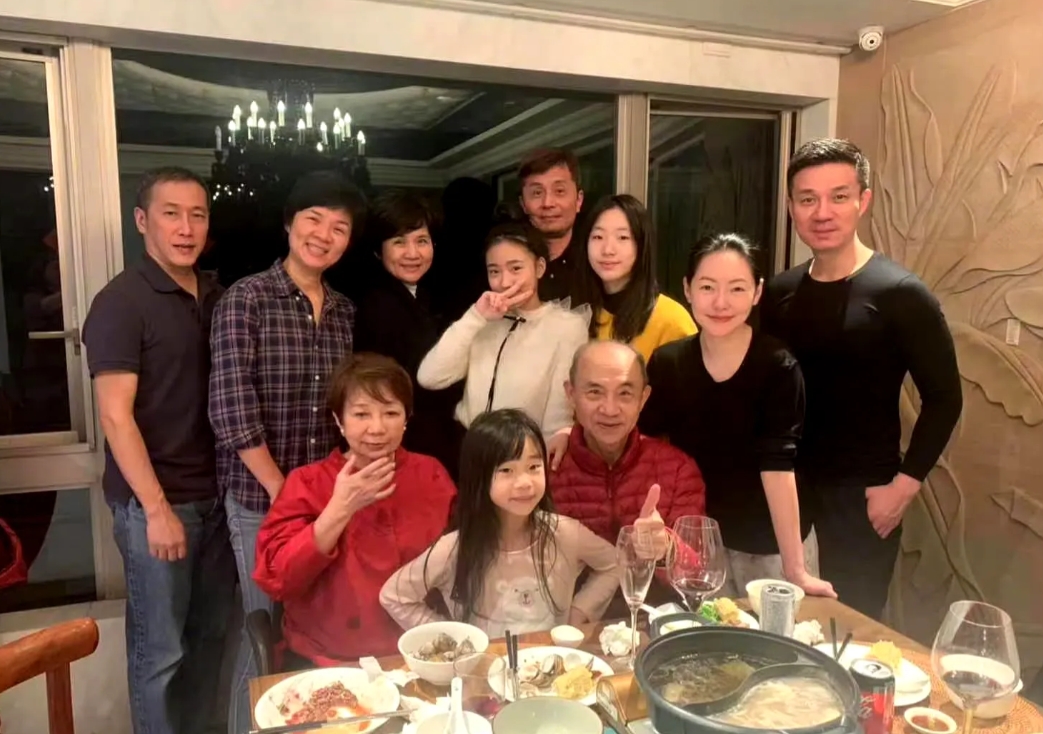 感觉她比姐姐大s幸福且幸运，早早的嫁给富二代，婆婆还那么厉害，婚后虽然生了三个女