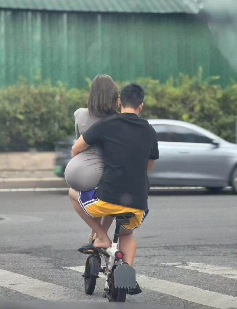这属于严重超载了吧？ 