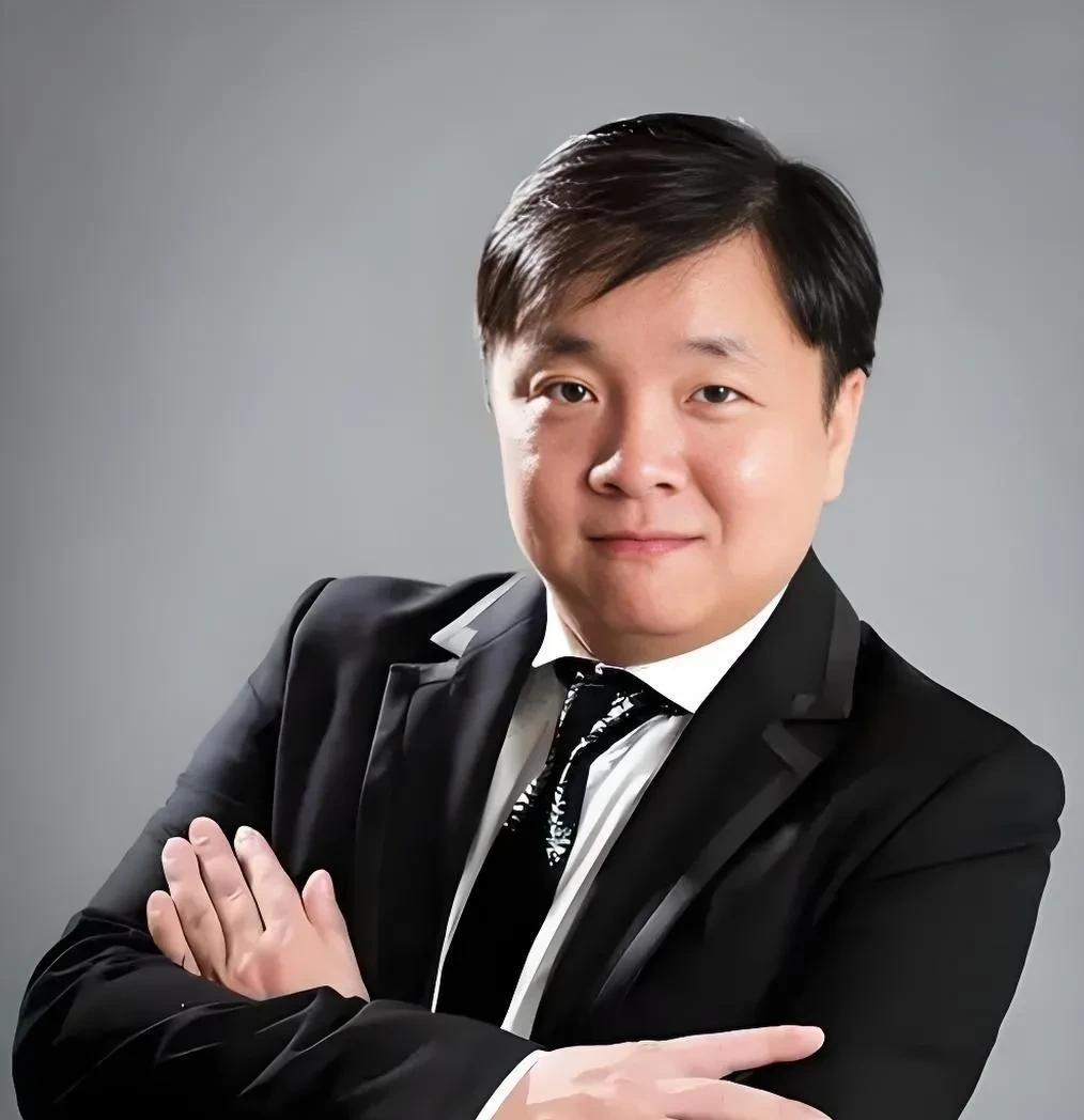 姜凯曾经表示过:“和黄奕离婚是我最正确的选择。”
他是黄奕的第一任丈夫，美国金融