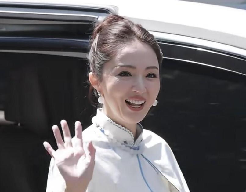 9月16日，董璇身着国风旗袍现身《王牌对王牌》节目录制现场。
现场粉丝热情应援，