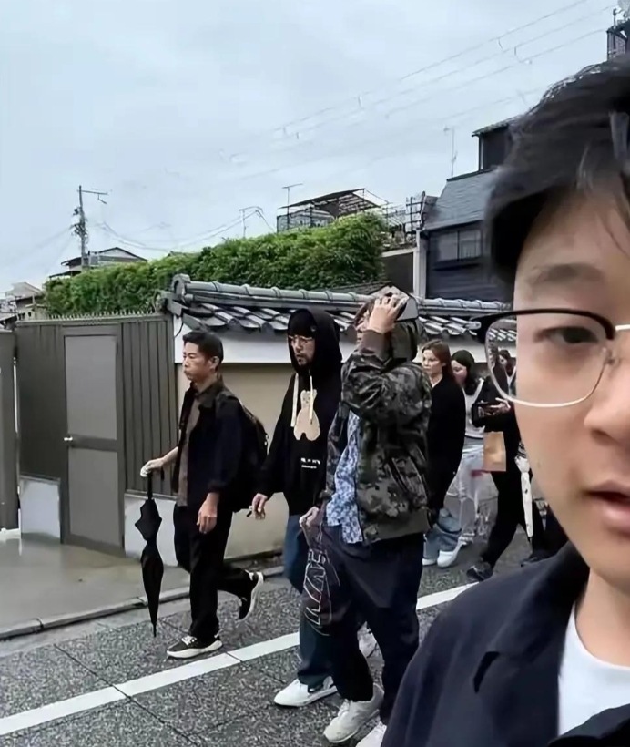看到#周杰伦 强直性脊柱炎#词条里的视频惊呆，周杰伦竟然有这种病，真的很惨，上天