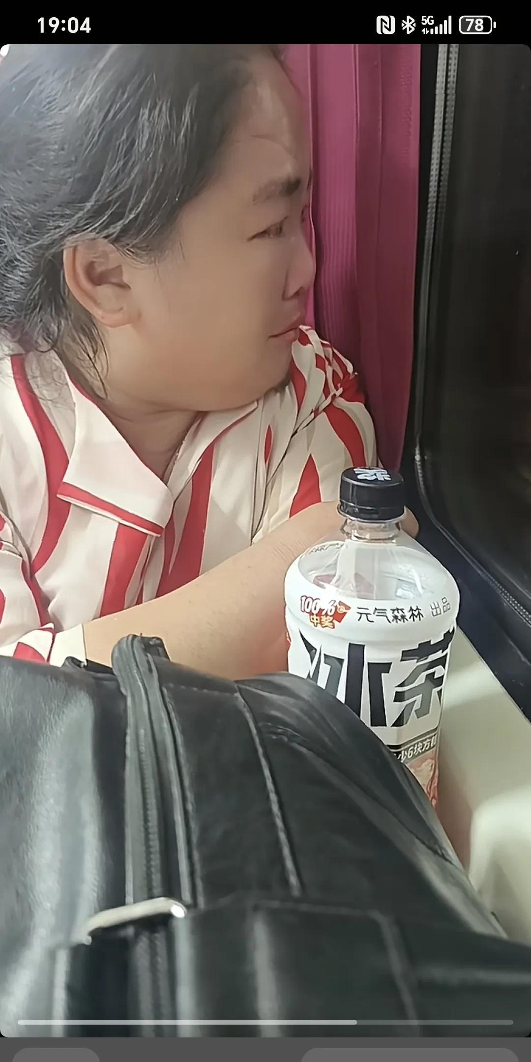 回程的路上，小孩妈妈哭的稀里哗啦！儿行千里母担忧，妈妈的世界很小却装满了你，看着