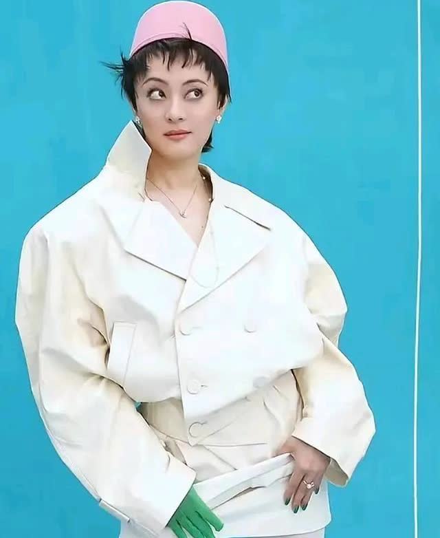 孙俪拍的这组写真怎么样？还是一样的短发造型。孙俪就是适合短发，整体感觉太酷太飒了