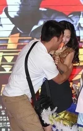 “连亦怜”杨童舒早年参加发布会被男粉丝粗爆强吻拥抱，让她花容失色，尴尬不已。杨童