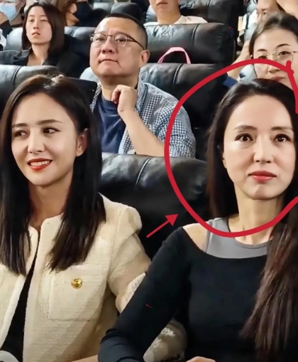 “脸不会骗人一张像30，一张像50，孩子还在场！”
上周刷到佟丽娅带儿子逛超市的