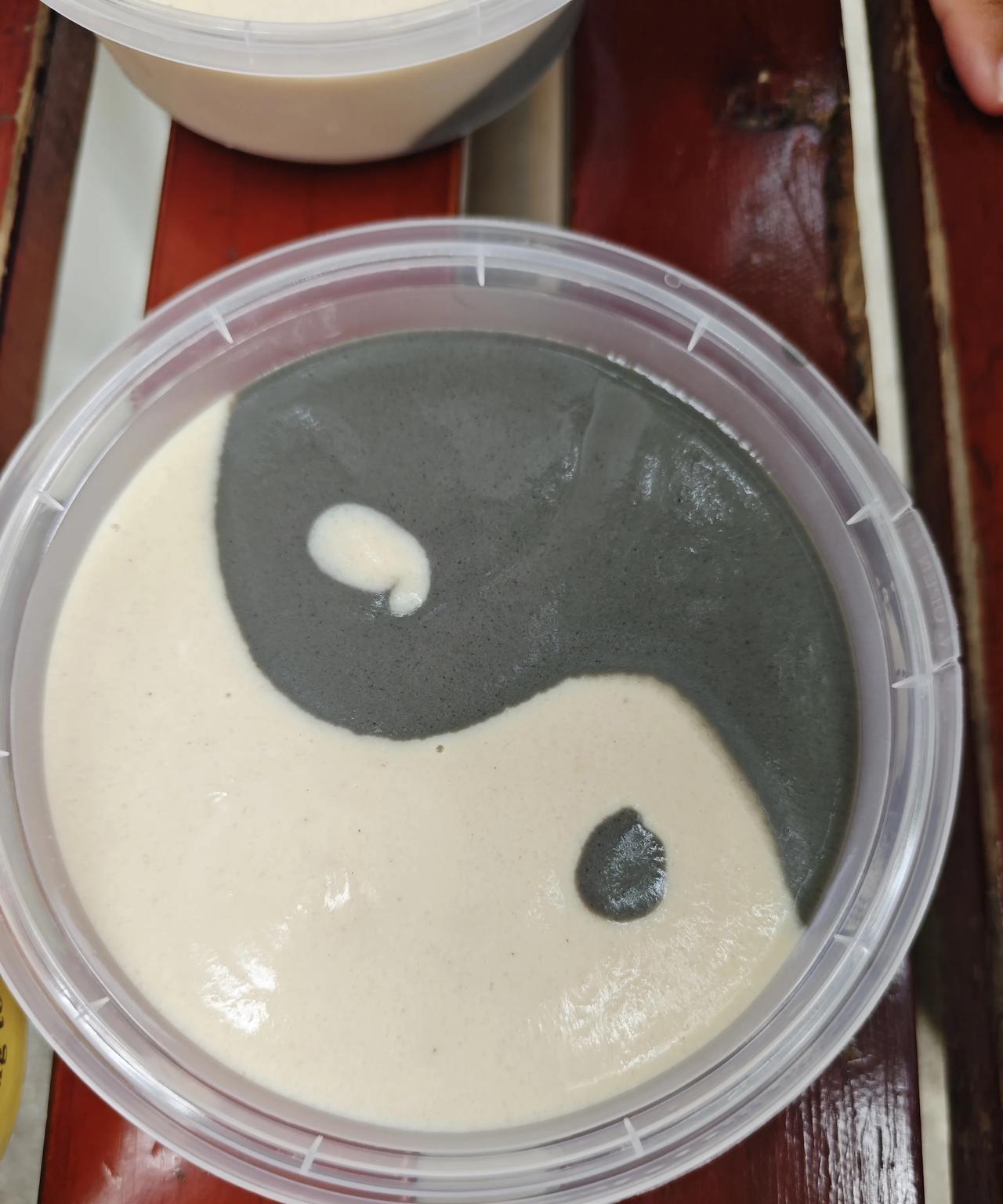 来武汉“过早”，我竟成了显眼包！
因为买的太多，吃的太多，
路人纷纷看过来。
第