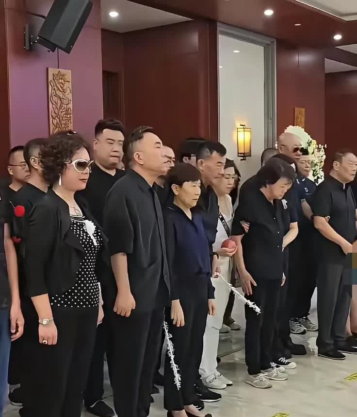 再怎么闹，这个时候还得是原配站在身边。
孟真和杨议，因为小五婶儿的事情闹得沸沸