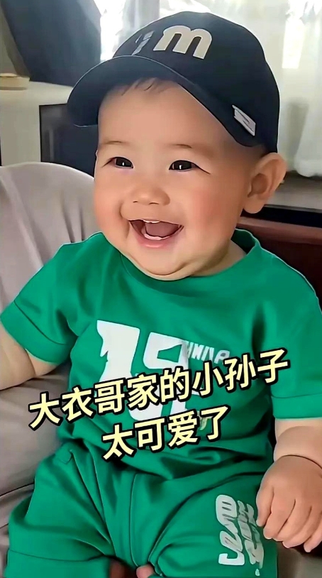 大衣哥朱之文给孙子取名朱发顺，这名儿咋听咋像大衣哥的父辈。

要说这娃的长相啊，