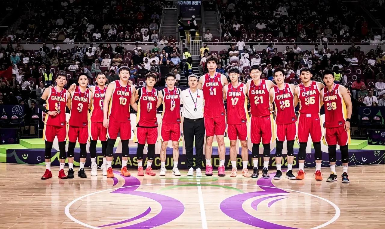 “大锤”李凯尔盛赞中国男篮：“兄弟们太硬了。”
今天结束的男篮亚洲杯决赛，中国男