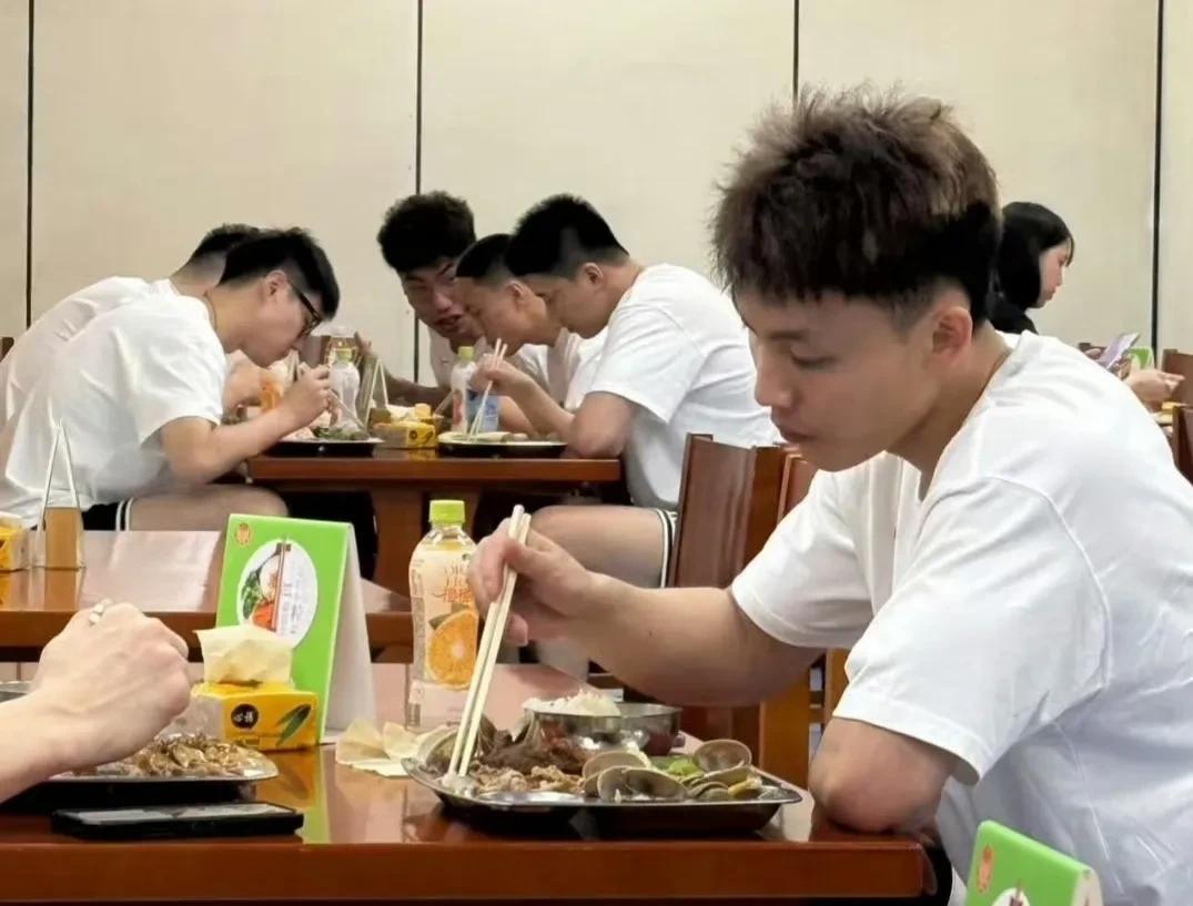 徐胡不和？不存在的，徐杰跟胡明轩的关系一直都非常好，不存在任何的矛盾！
有球迷看