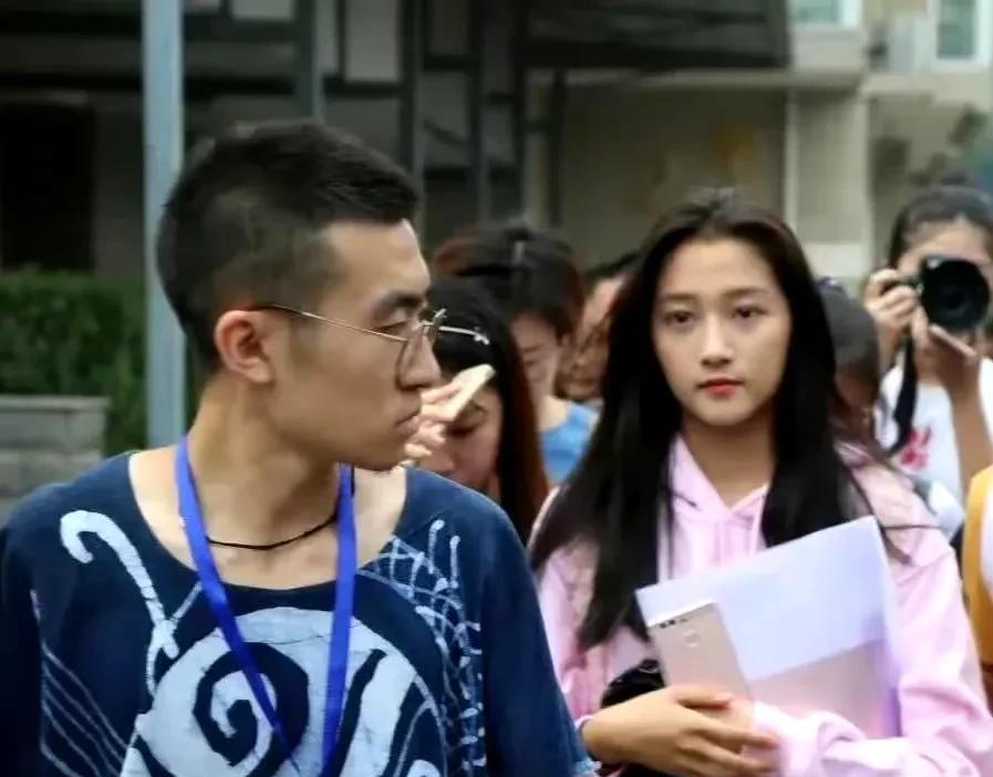 关晓彤艺考时候真是颜值最爆表时候，根本不需要化妆，青春靓丽。
关晓彤这么多年也是