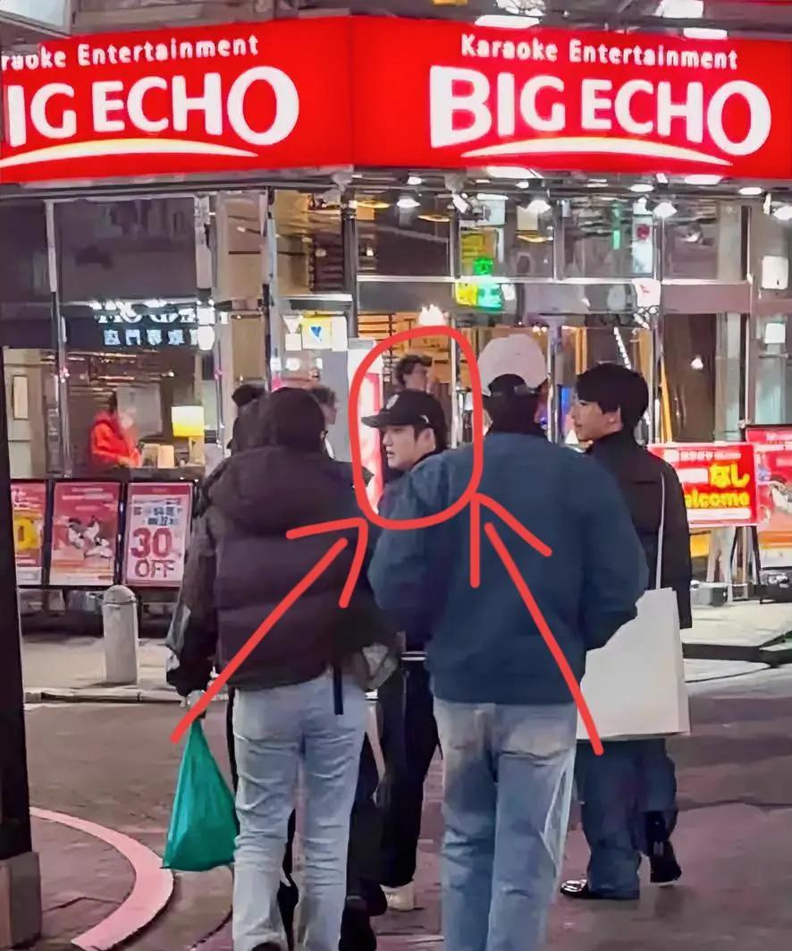 樊振东前脚刚宣布不参加澳门世界杯，后脚就被人拍到，和李现一起去了隔壁樱花国旅游！